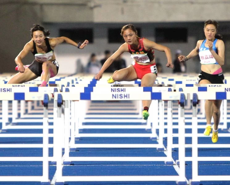 女子100公尺跨欄決賽臺東縣林詩亭(中)13.24、花蓮縣謝喜恩(左)13.42都破大會。林嘉欣/攝影。