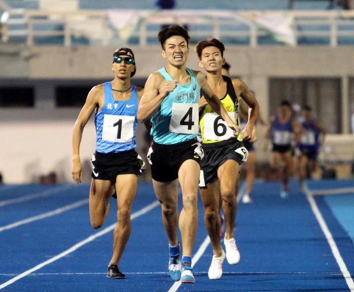 陳彥維(前)勇奪全運男子1500公尺金牌。林嘉欣/攝影。