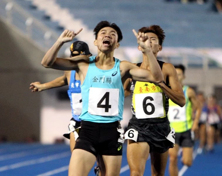 勇奪全運男子1500公尺金牌,陳彥維超開心。林嘉欣/攝影。