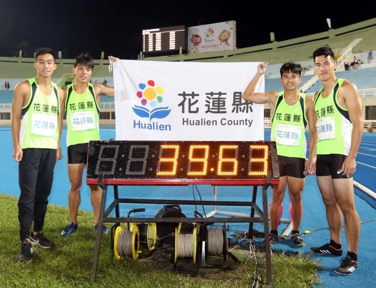 男子4x100公尺接力決賽花蓮縣宋郁鈞/岳劉皓全/魏泰陞/楊俊瀚39.62破大會。林嘉欣/攝影。