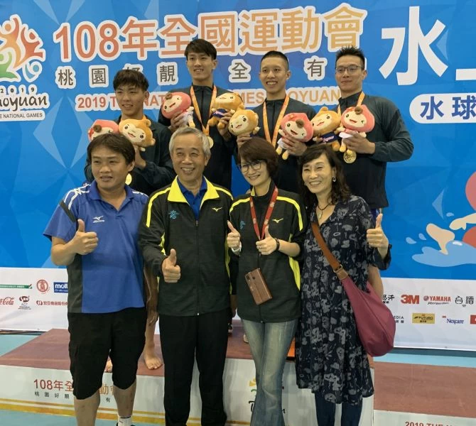 高雄市代表隊莊沐倫、林建龍、安廷耀、王郁濂聯手在男子組4x100公尺自由式接力賽改寫大會紀錄，運發局與教育局副局長周明鎮（左2）、陳佩汝（右2）聯合前往道賀。高雄市運動發展局提供