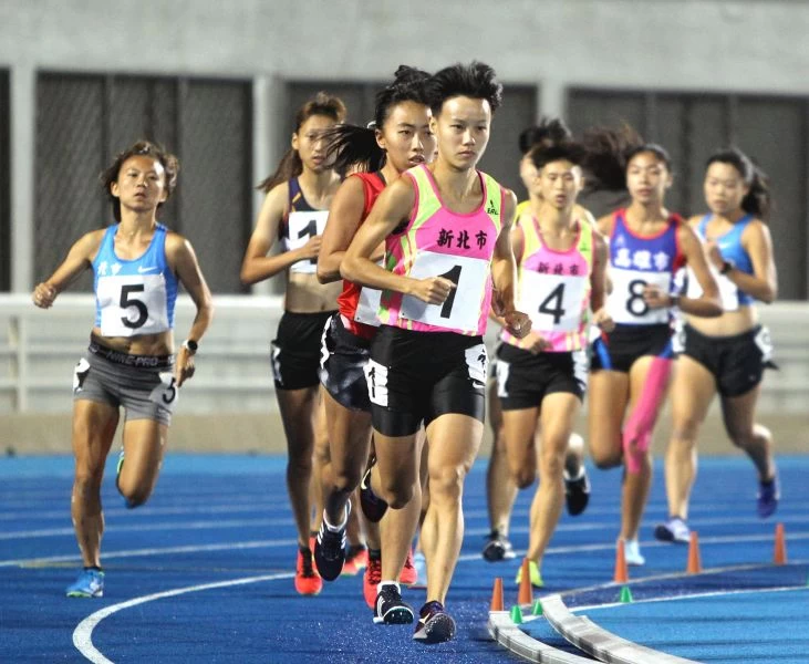 陳昭郡(前)打破女子3000公尺障礙全國紀錄。林嘉欣/攝影。