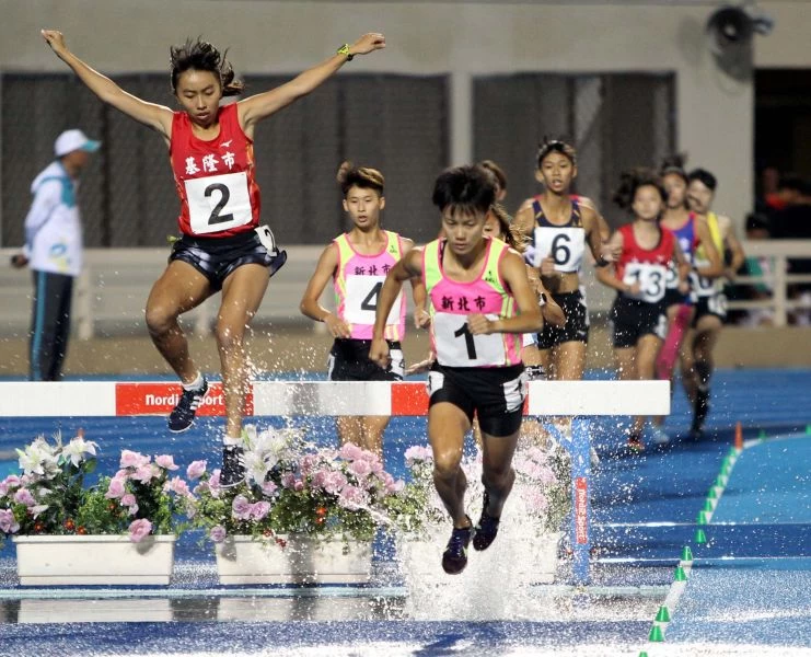 陳昭郡(前)打破女子3000公尺障礙全國紀錄。林嘉欣/攝影。