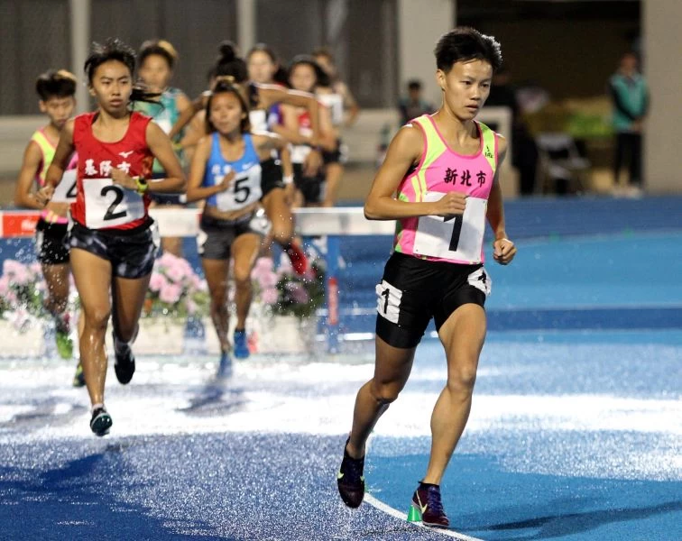 陳昭郡(前)打破女子3000公尺障礙全國紀錄。林嘉欣/攝影。