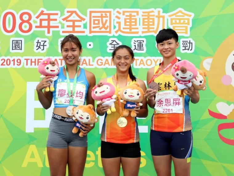 女子200公尺前三名。林嘉欣/攝影。