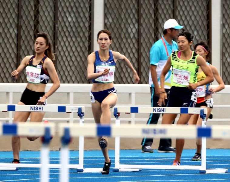 羅佩琳(中)在女子400公尺跨欄四連霸。林嘉欣/攝影。