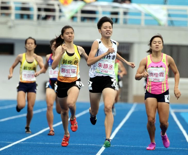 朱韻丞(前)在全運女子800公尺三連霸。林嘉欣/攝影。