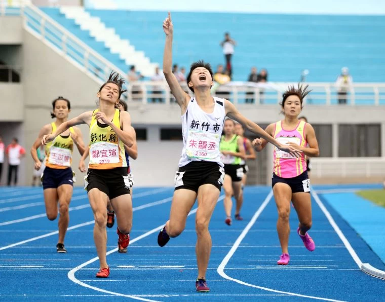 朱韻丞(前)在全運女子800公尺有驚無險三連霸。林嘉欣/攝影。