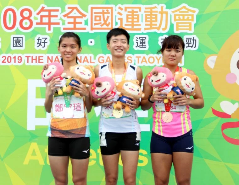 女子800公尺前三名。林嘉欣/攝影。