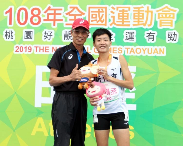 朱韻丞和教練許績勝。林嘉欣/攝影。