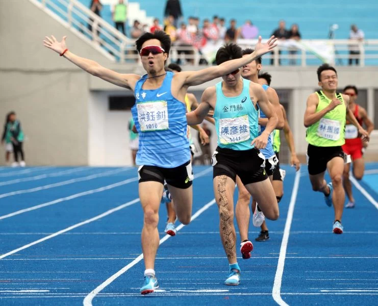 洪鈺釗(前)在男子800M五連霸。林嘉欣/攝影。