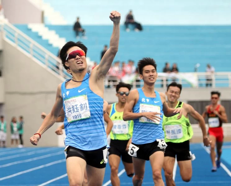洪鈺釗(前)在男子800M五連霸。林嘉欣/攝影。