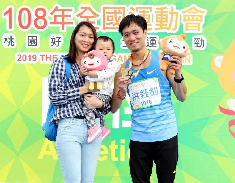 洪鈺釗開心在男子800M五連霸。林嘉欣/攝影。