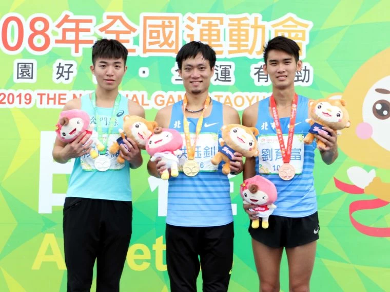 男子800M前三名。林嘉欣/攝影。
