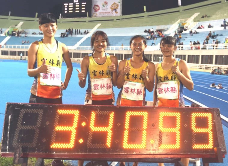 女子4x400公尺接力決賽雲林縣張秝榕/張秝羚/余思屏/楊睿萱破大會。林嘉欣/攝影。