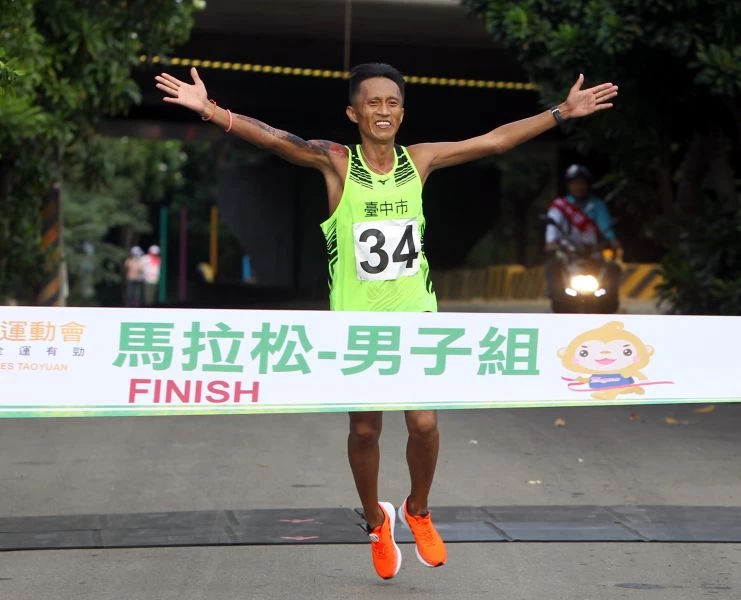 蔣介文隔8年重奪男子馬拉松桂冠。林嘉欣/攝影。