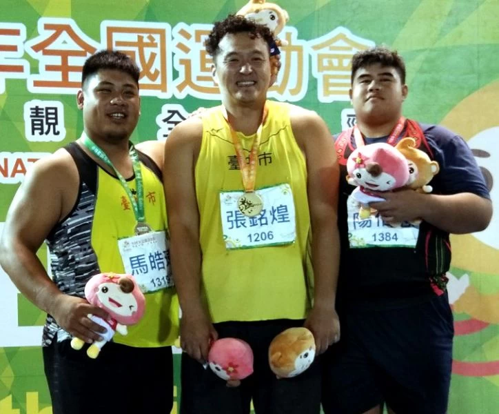 張銘煌(中)和徒弟馬皓偉(左)、陽伯恩在全運男子鉛球包下前三名。林嘉欣/攝影。
