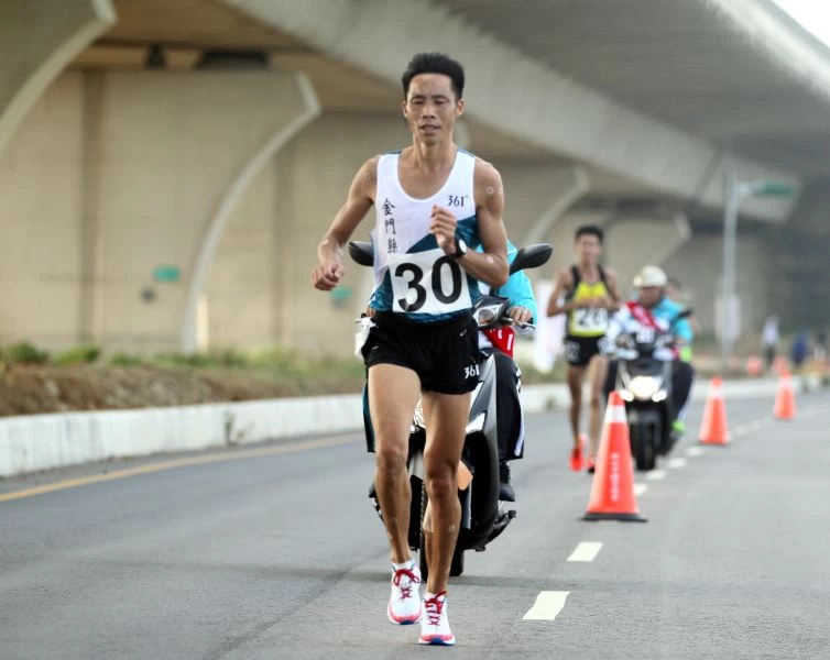 金門縣何盡平勇奪全運男子馬拉松銀牌。林嘉欣／攝影。