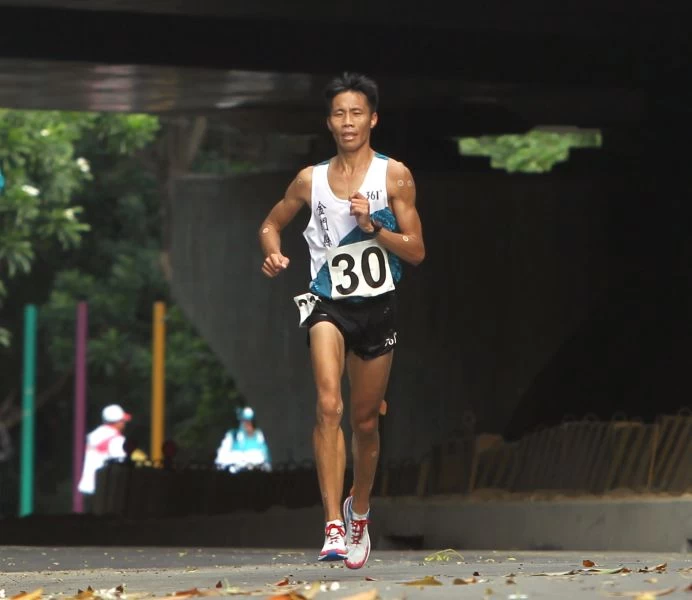 金門縣何盡平勇奪全運男子馬拉松銀牌。林嘉欣／攝影。