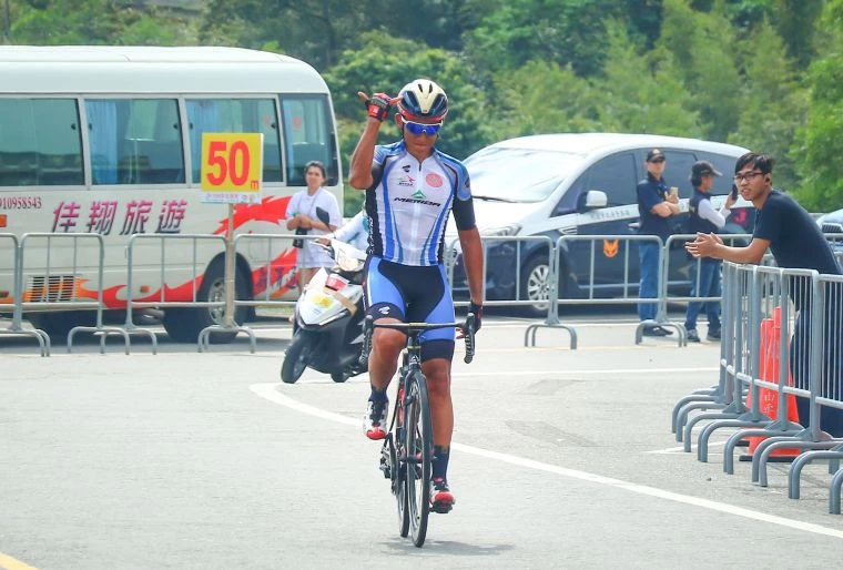 阿凱帥氣比著6的手勢單獨進終點。Ride now提供