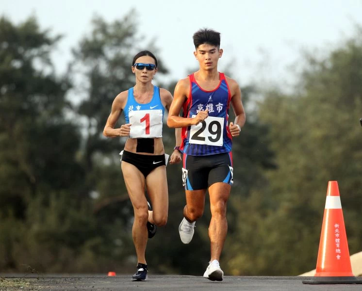 謝千鶴（左）在女子馬拉松連莊。林嘉欣／攝影。
