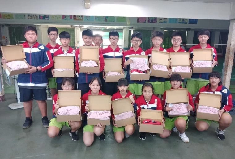 ◎彰化縣草湖國中拔河隊接獲長庚贊助之拔河衣及拔河鞋,有了充足的裝備,隊員將在明天的邀請賽大展身手。官方提供