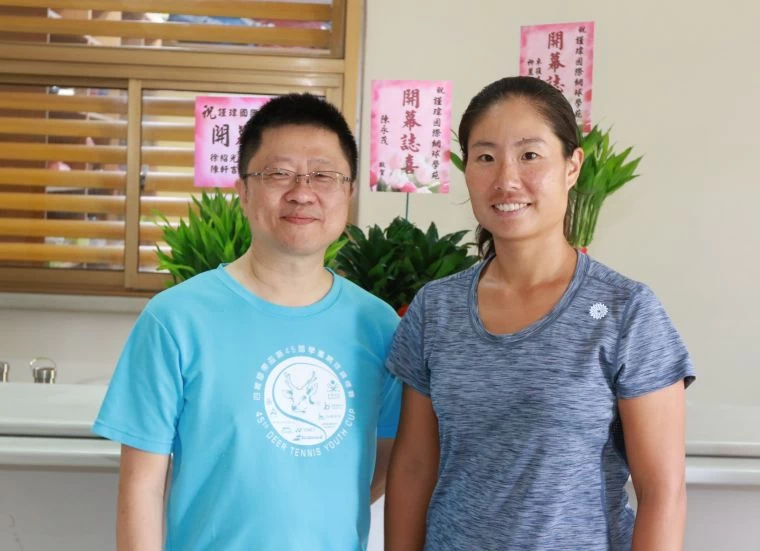 詹謹瑋(右)為表達回饋四維心意,向基金會董事長楊蔚萌(左)承諾,四維員工來學苑打球一律免費。四維體育推廣教育金會提供