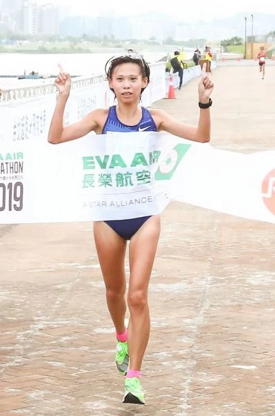「馬拉松寶貝」曹純玉連2年在長榮航空城市觀光半程馬拉松女子半馬組封后。大會提供