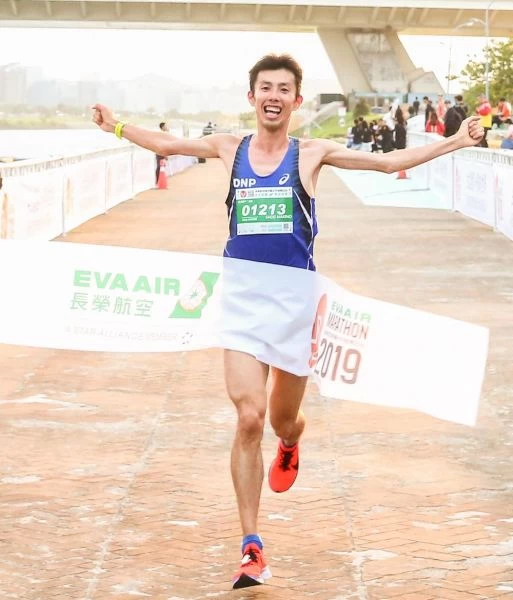 日本籍長跑好手牧野冴希用破大會紀錄的1小時06分19秒奪下2019長榮航空城市觀光半程馬拉松男子半馬組冠軍。主辦單位提供
