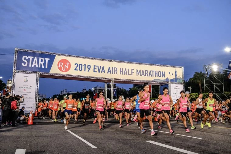 2019長榮航空城市觀光半程馬拉松派出Nike暖身操老師及NRC配速員,讓跑者在專業帶領下在賽道中盡情的享受跑步的樂趣並突破自己的最佳成績。主辦單位提供