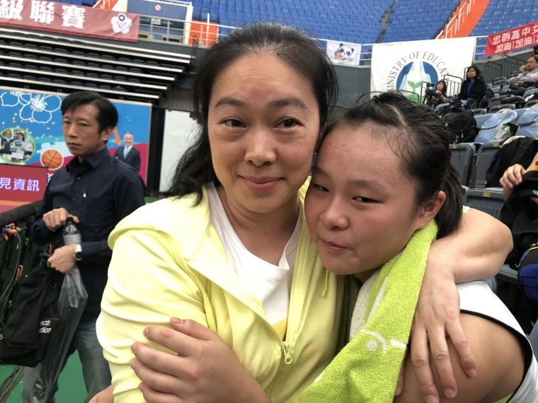 詹如敏絕殺助石牌晉級後喜極而泣,女教頭高敏淇送上「愛的抱抱」。大會提供