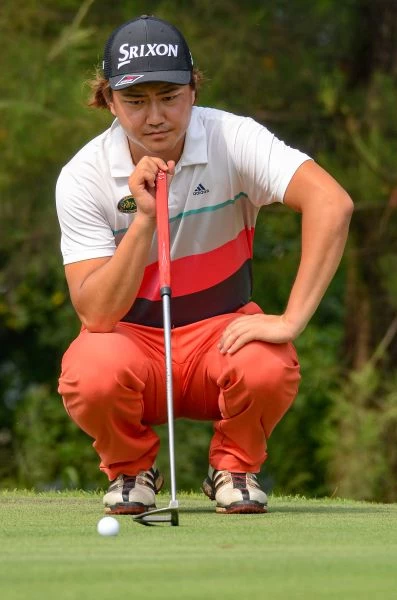 日本選手岡田絃希以低於標準桿6桿的佳績暫時並列高雄公開賽第二名。陳宏佳攝影