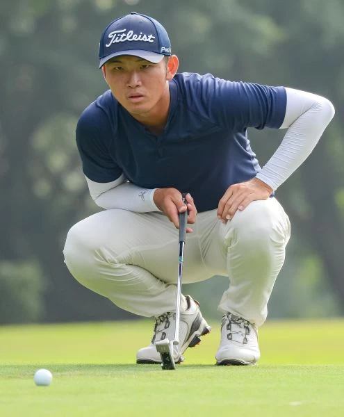 業餘選手劉永華以總桿數低於標準桿7桿的佳績暫列高雄公開賽第一名(陳宏佳攝影)_SNW_2829_s