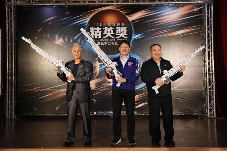 教育部體育署高俊雄署長(中)、中華奧林匹克委員會林鴻道主席(右)及中華民國體育運動總會張朝國會(左)共同揭曉入圍名單。體育署提供