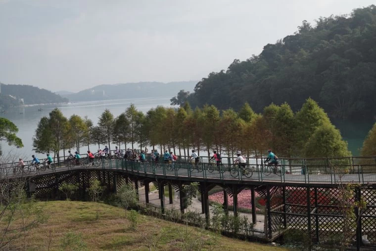 車手在美麗的日月潭風景中享受騎車的樂趣。中華民國自行車騎士協會提供