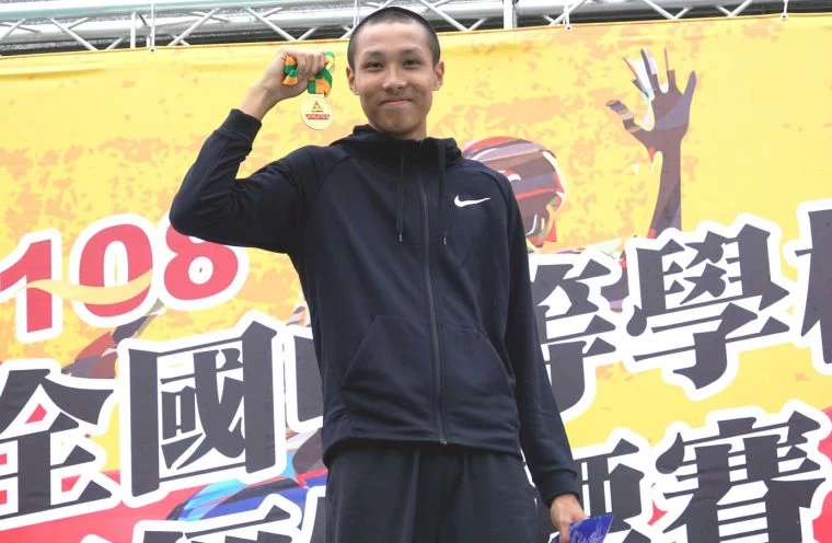 17歲的傅兆玄以2.19達標世青並追平男子跳高U18全國紀錄。桃園高中/提供。