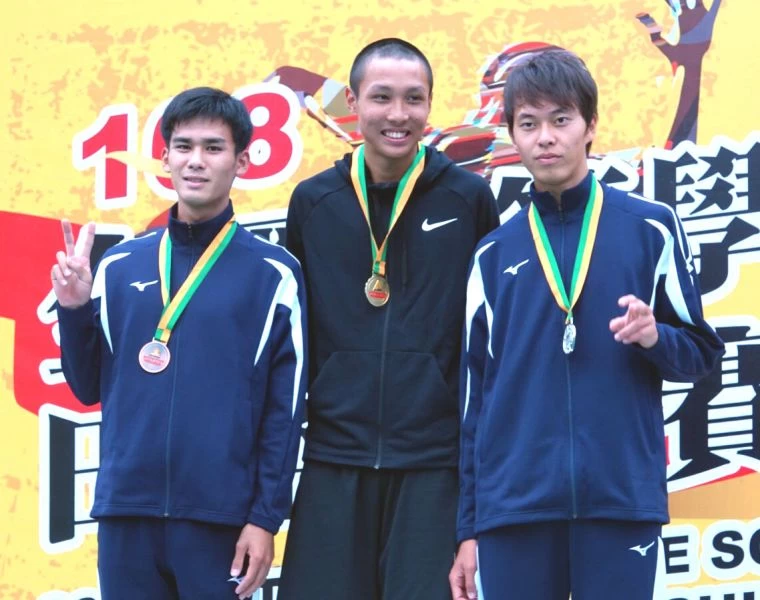 傅兆玄(中)以2.19達標世青並追平男子跳高U18全國紀錄。桃園高中/提供。