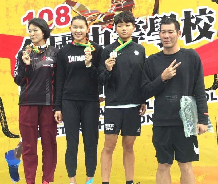 張嘉妤(左二)再度躍過1.75公尺達標亞青。桃園高中/提供。