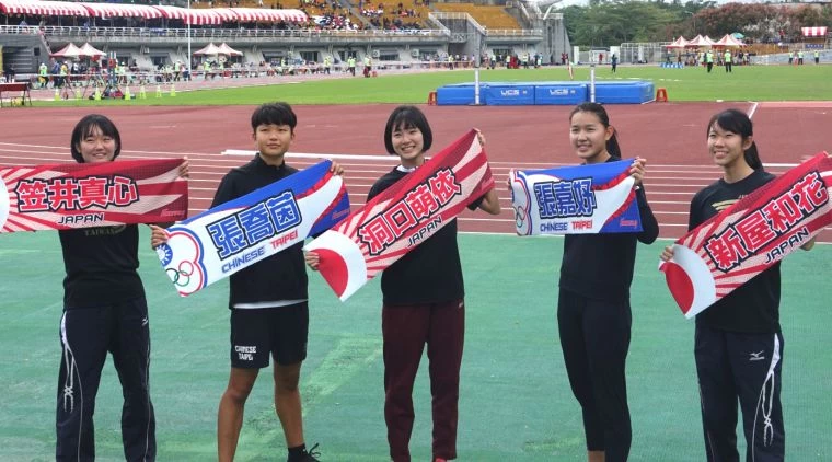 張嘉妤(右二)再度躍過1.75公尺達標亞青。桃園高中/提供。