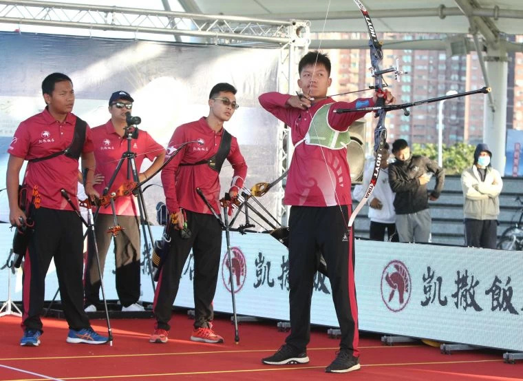 男子天團為凱撒隊饒廷宇、戴宇軒和陳緯杰。企業射箭聯盟/提供。