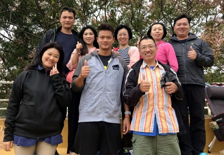 竹南國中家長們特地到花蓮替選手加油。竹南國中／提供。