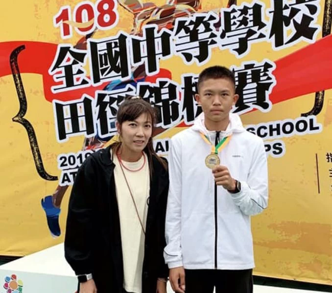 國男組110公尺跨欄金牌楊文杰（右）兩度破大會。竹南國中／提供。