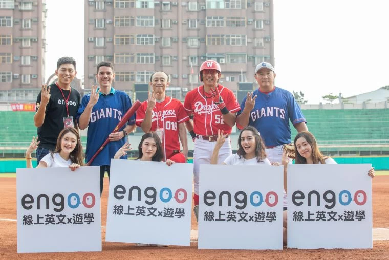 Engoo線上英文董事長上澤貴生與球星合影。大會提供