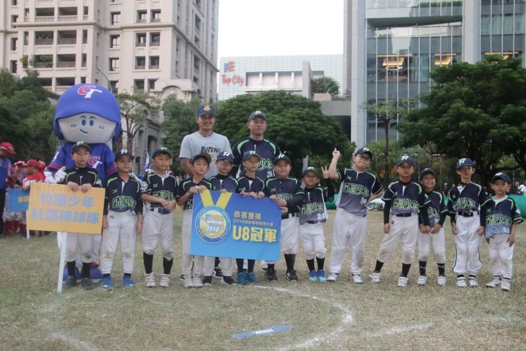 U8竹風少年社區棒球隊二連霸。大會提供