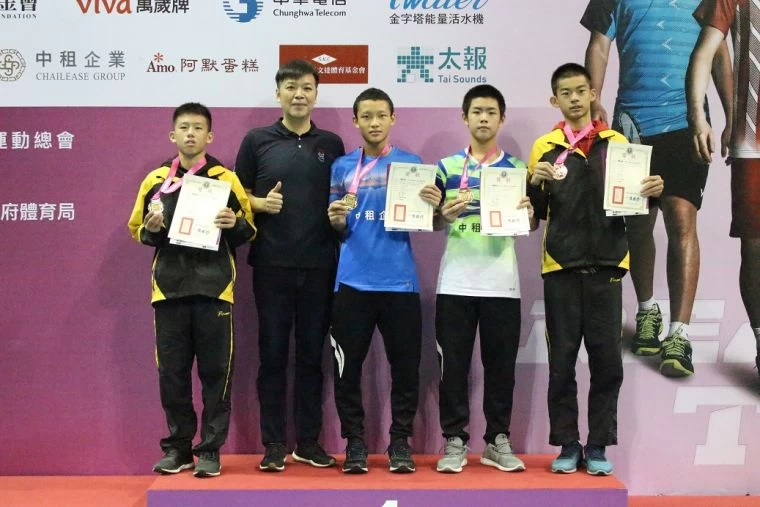 男單頒獎-林育丞(左1)、羽協理事長張國祚(左2)、馬承毅(中)、王渝凱(右1)、陳政佑(右2)。全國羽協提供