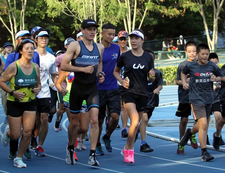 汪旑文和伊登邊跑邊聊天。林嘉欣/攝影。