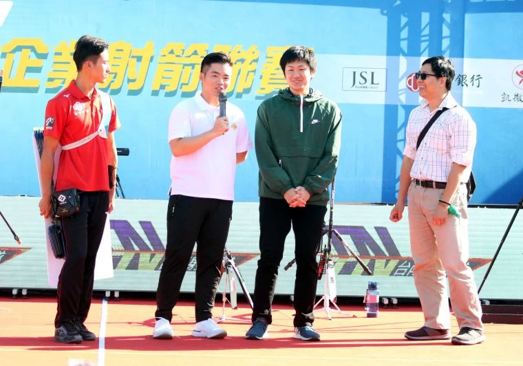 日籍國際學生岩谷廣大(右二)參加完神隊友挑戰賽後受訪。企業射箭聯盟/提供。
