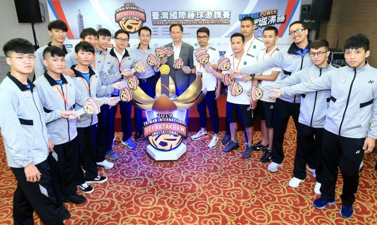 台灣、泰國藤球相見歡,中間為中華藤協理事長蔡鴻鵬。大會提供