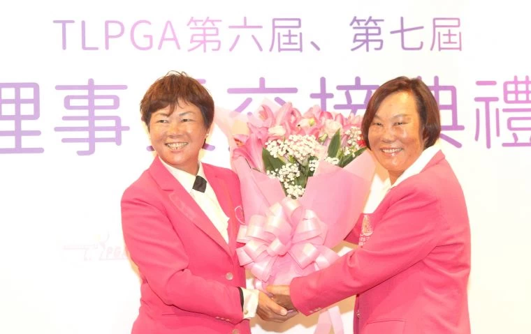 TLPGA第七屆理事長劉依貞(右).獻花給第六屆理事長鄭美琦。鍾豐榮攝影