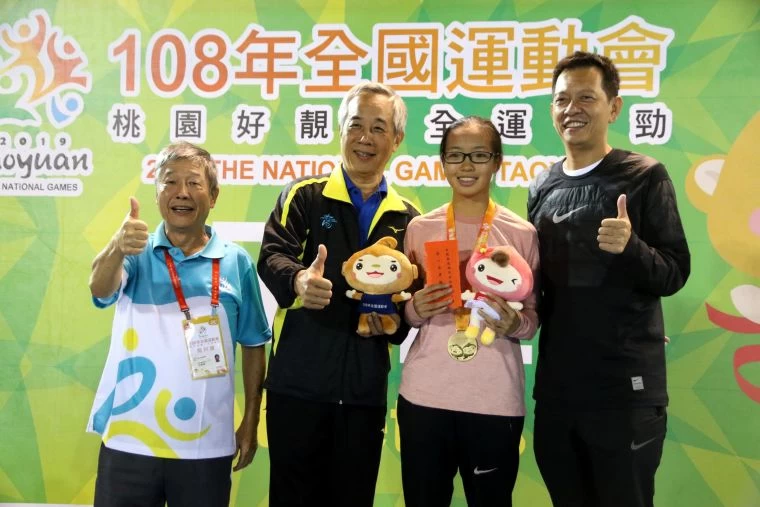 仁武中學鐘巧懿在今年全運會女子1500公尺首度摘金,高雄市政府運動發展局副局長周明鎮(左2)與田徑委員會總幹事沈煥瑤、教練簡招旺(右1)。高雄市運動發展局提供